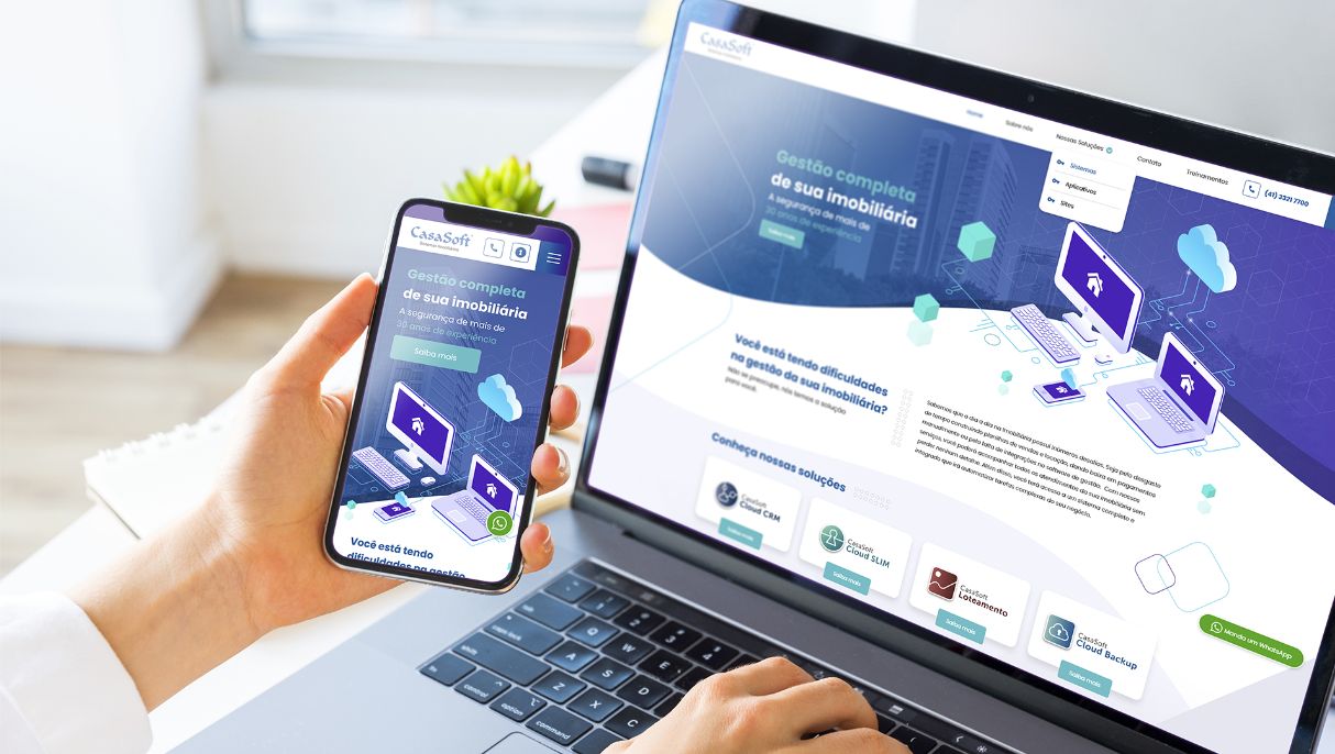 computador e celular com o site da CasaSoft na tela