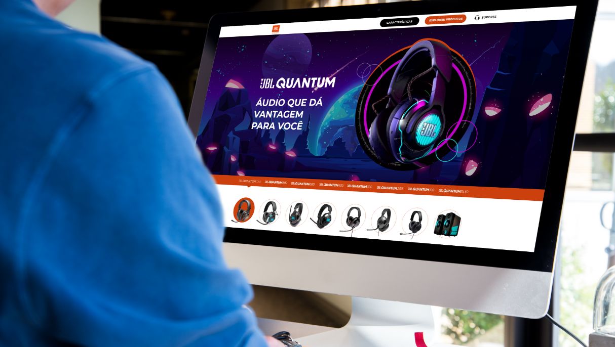 computador com o site da JBL Quantum na tela